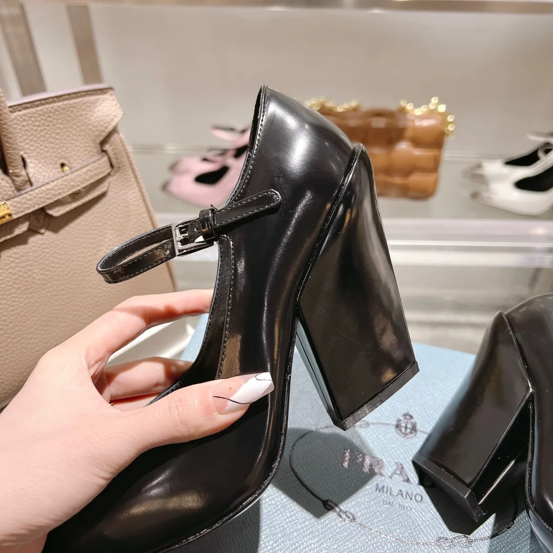 👟👟Ex-factory price 600👟👟 🏧🏧 PRADA ²⁰²²𝐬𝐬Prada’s new product, prada22/23ss “T-stage show style”, the most popular large block heels and wedge-heeled shoes in the ordering conference, (original top-grade open-edge beaded cowhide leather, 3D electronic spray painting color effect. 2 styles are grandly launched.) ——————————————————❣️ The 2022S/23S PRADA autumn and winter new styles are so good-looking. Internet celebrities from all over the world have planted popular models, awakening the imagination of skirt trains, corset ribs and corset curves, streamlined to the extreme ~ super hot series of hot products, iconic logo small leather bag with buckle.  Prada spring 2022's latest electronic inkjet technology, coupled with a small square toe, allows the autumn and winter models to evolve the same look, showing two different styles through different makeup, hair and body shapes with 8.5cm thick heels. Autumn singles and boots are equally charming, and the styles presented are also wonderful!  This season's Prada styles are simpler in design than before. They don't deliberately pursue a trendy or sporty feel. The overall look is natural, and the colors are not too bright. They are so beautiful when paired with a large pointed wedge heel. 😋The original shoes are developed and purchased from Italian counters, and are reproduced 1:1 according to the original taste. The sloped block heel and concave and convex shape are the same as the original. 💛❤️ ⚛ Mixed sheepskin lining is breathable and comfortable, genuine leather outsole ⚛Ready for sale Size: 35-39 (40 customized) ⚛Multiple colors, all official colors can be produced.